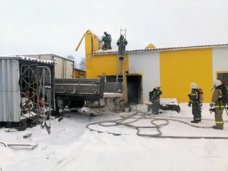 В Нижневартовске загорелась птицефабрика